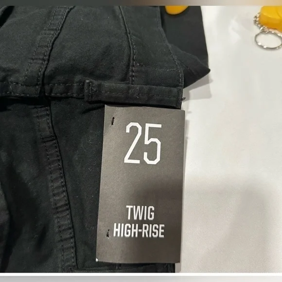 BDG Twig Ripped High-Waisted Skinny Jean - Black Size 25 New with Tag - Picture 15 of 16